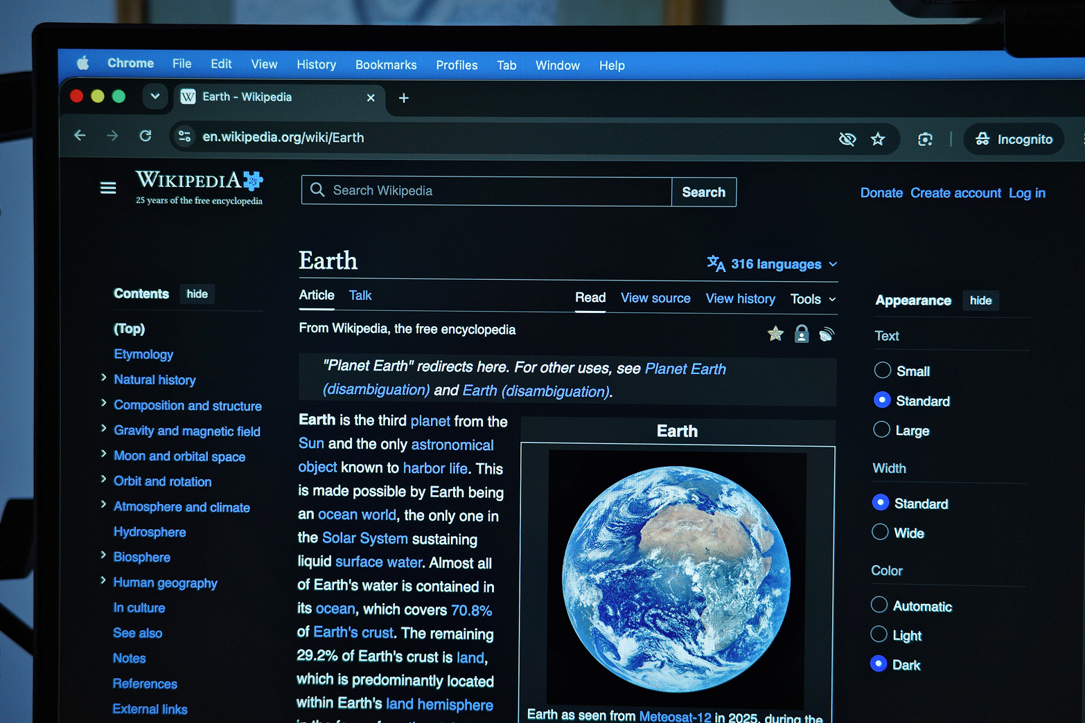 Screenshot of Wikipedia in dark mode